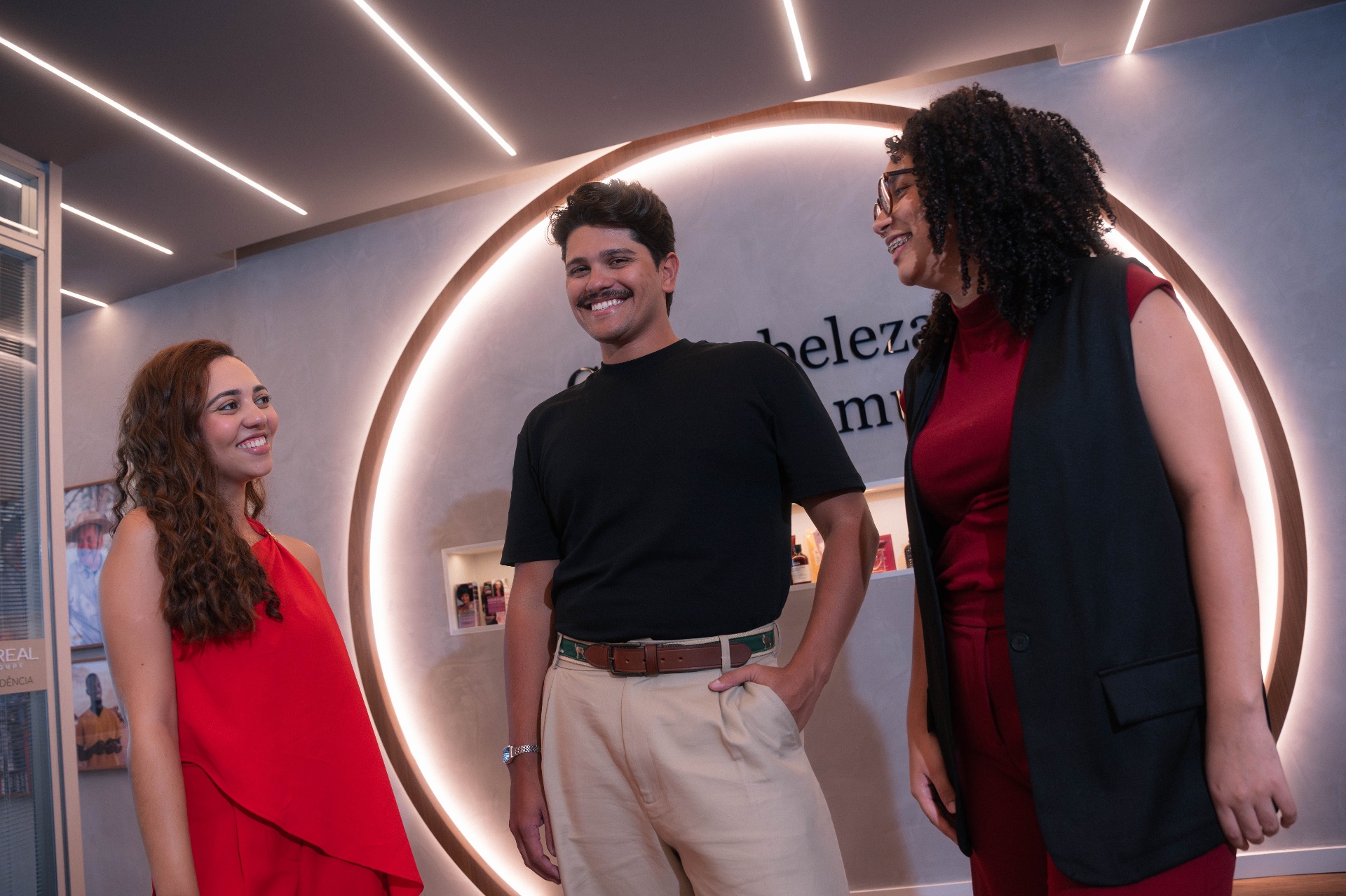 Trainees L'Oréal em um momento de trabalho colaborativo